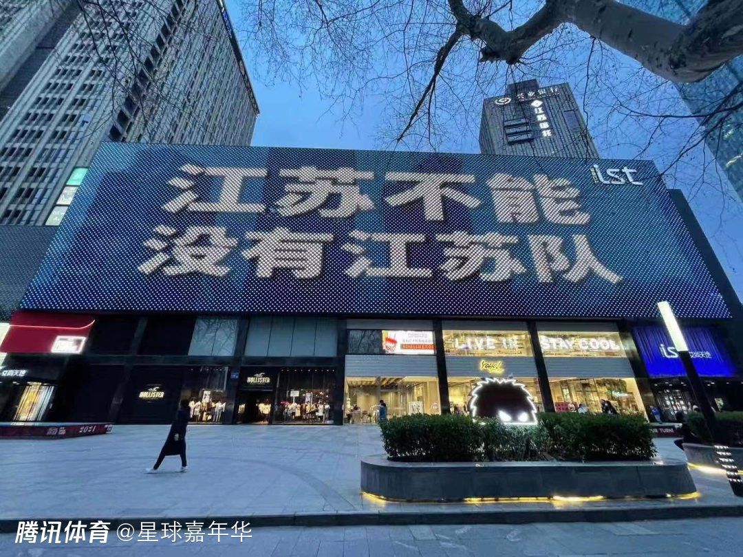 　　　　张璇在《云之锦》元代这个段落中，扮演的扎墨脱神秘女子纳石掉，她能歌善舞，且肩负着守护云锦的重担，所以她斑斓的外表下是神秘的身份布景。